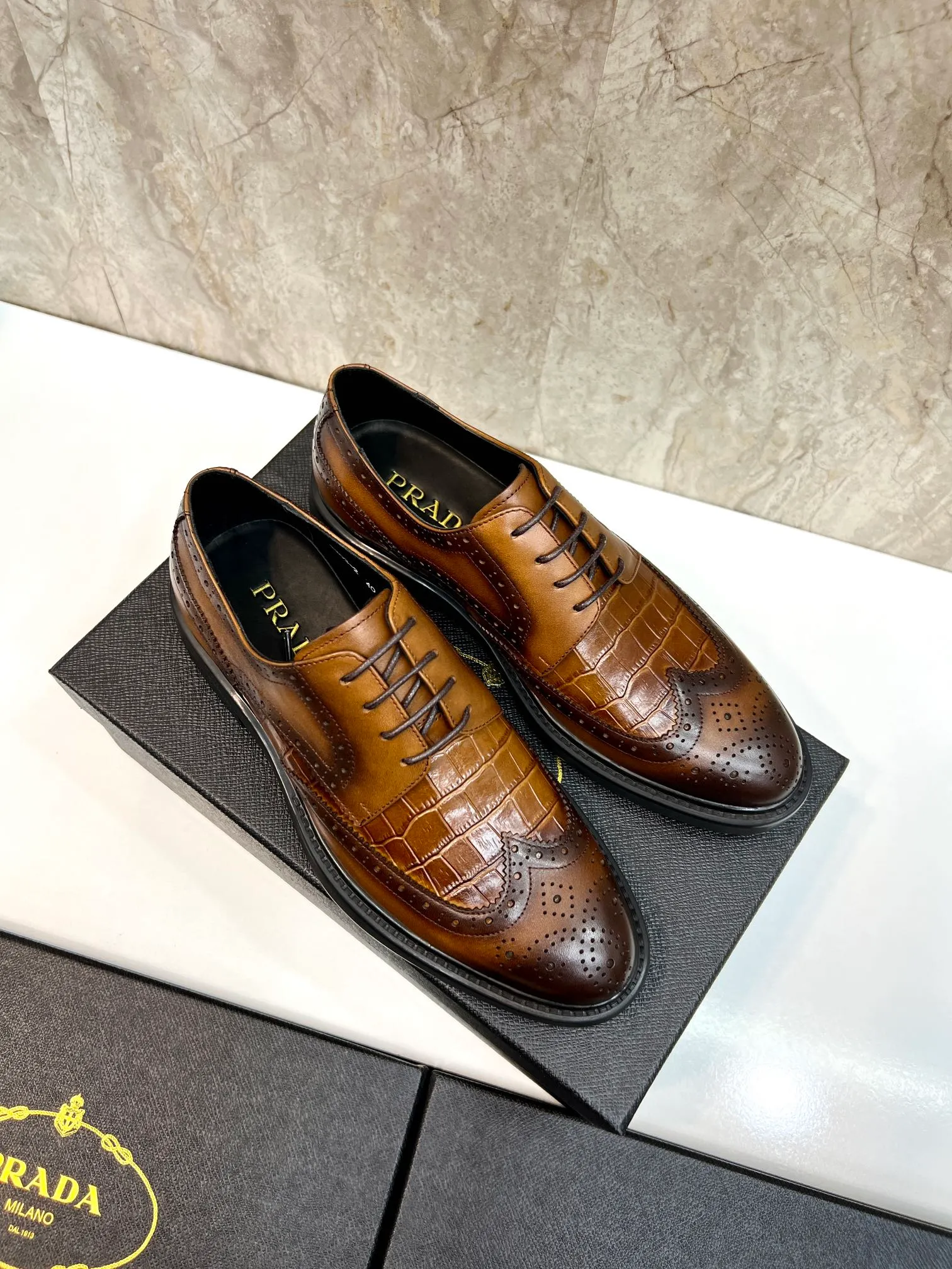 Original order quality: P580 Brand: PRADA (Prada) Standard code: Men's size 38/44 (45 can be customized) Grade: Same style as the official website High-quality men's shoes Material: Original cowhide Water-dyed cowhide lining Rubber outsole Style categories: Men's fashionable formal leather shoes Slip-on men's shoes series Young fashion European and American trends British style Top luxury Color: Actual picture